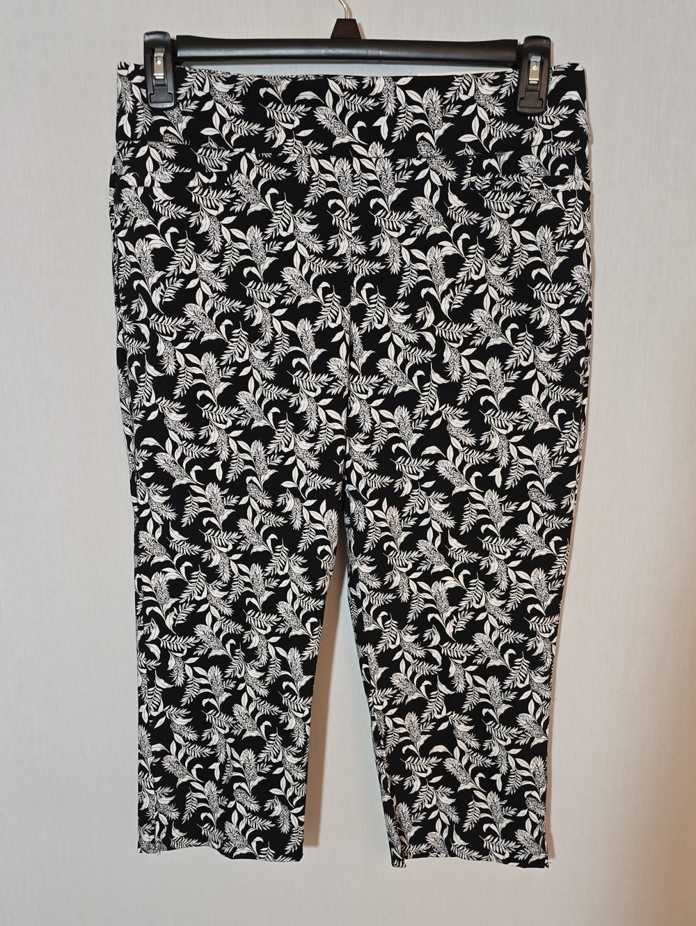 New Christopher And Banks Black & White Leaf-Print Capri